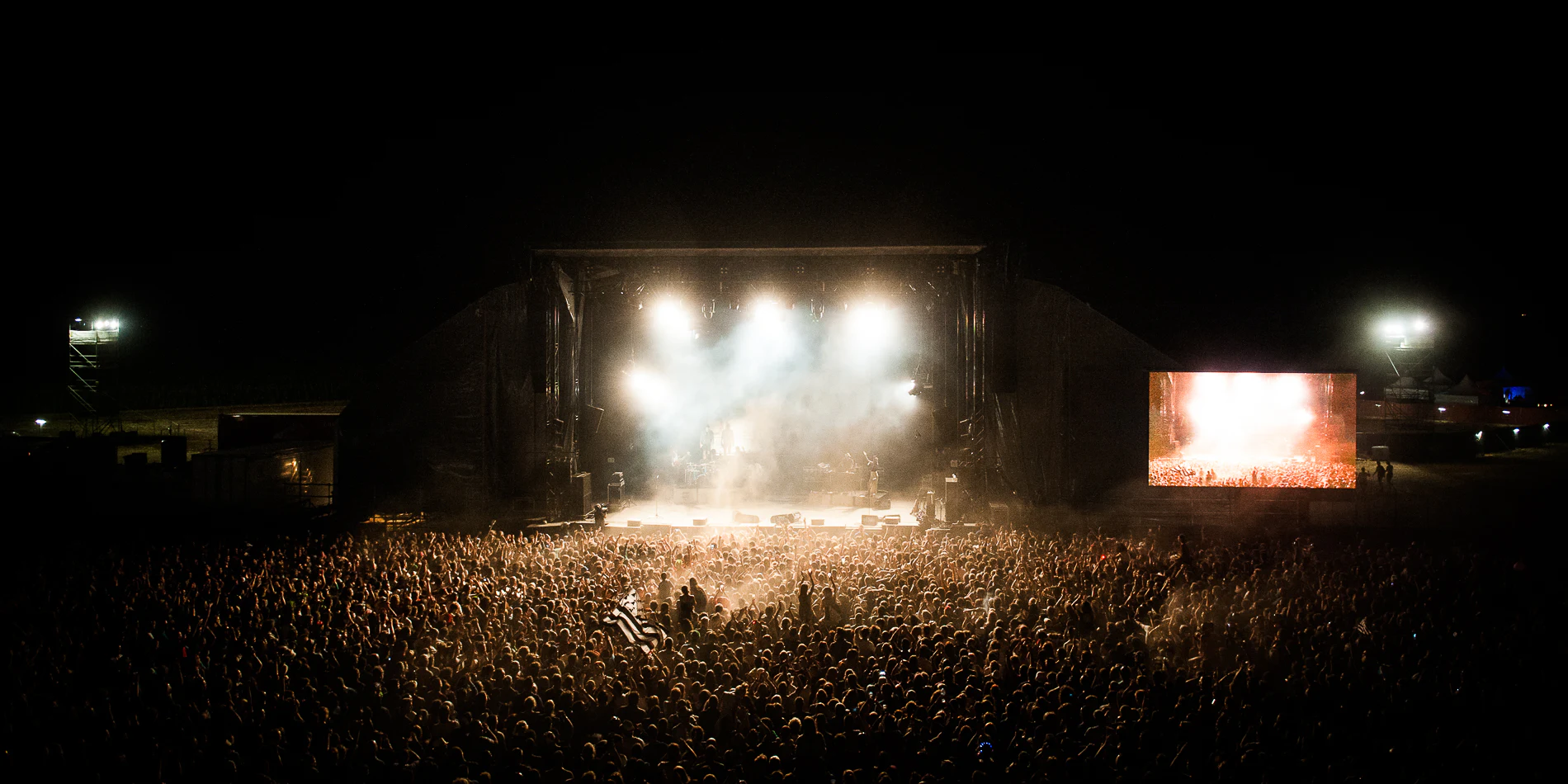 Foule en liesse lors d'un festival de musique en plein air