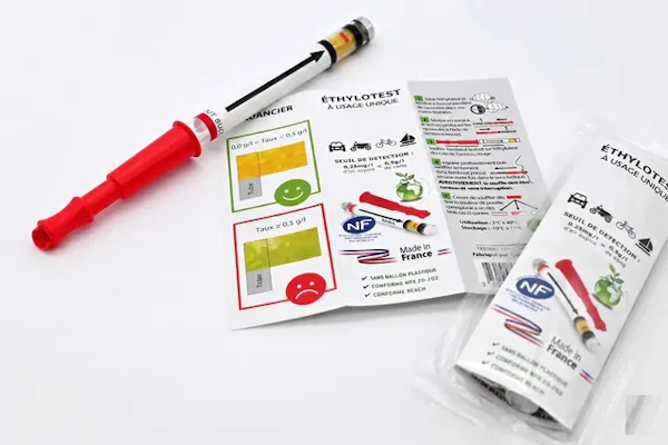 Éthylotest avec sa notice d'utilisation dépliée et son sachet individuel