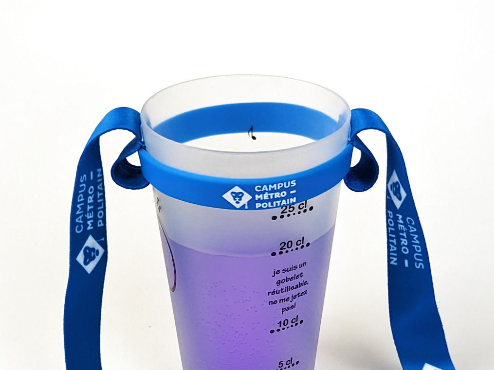 Tour de cou porte-gobelet avec verre maintenu par l'anneau silicone